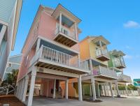 eine Reihe farbenfroher Häuser mit Balkon in der Unterkunft Cozy Girls Summer Getaway! Bungalow w Private Beach! in Gulf Shores