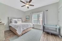 ein Schlafzimmer mit einem Bett und einem Deckenventilator in der Unterkunft Cozy Girls Summer Getaway! Bungalow w Private Beach! in Gulf Shores