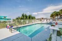 einen Pool in einem Resort mit einem Zaun in der Unterkunft Cozy Girls Summer Getaway! Bungalow w Private Beach! in Gulf Shores