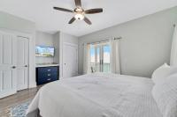 Ein Bett oder Betten in einem Zimmer der Unterkunft Cozy Girls Summer Getaway! Bungalow w Private Beach!