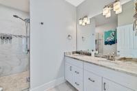 Ein Badezimmer in der Unterkunft Cozy Girls Summer Getaway! Bungalow w Private Beach!