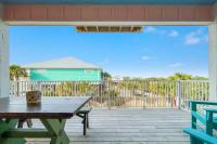Ein Balkon oder eine Terrasse in der Unterkunft Cozy Girls Summer Getaway! Bungalow w Private Beach!