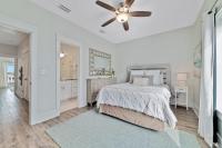 Ein Bett oder Betten in einem Zimmer der Unterkunft Cozy Girls Summer Getaway! Bungalow w Private Beach!