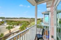 Ein Balkon oder eine Terrasse in der Unterkunft Cozy Girls Summer Getaway! Bungalow w Private Beach!
