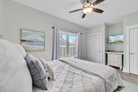 Ein Bett oder Betten in einem Zimmer der Unterkunft Cozy Girls Summer Getaway! Bungalow w Private Beach!