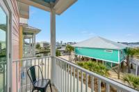 Ein Balkon oder eine Terrasse in der Unterkunft Cozy Girls Summer Getaway! Bungalow w Private Beach!