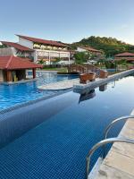 ein Schwimmbad mit blauem Wasser in einem Ferienort in der Unterkunft Praia dos Carneiros- Varanda Carneiros Club Meridional in Tamandaré
