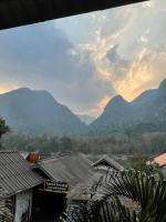 uitzicht op een vallei met bergen op de achtergrond bij Rainbow Guesthouse in Ban Ngoy-Nua