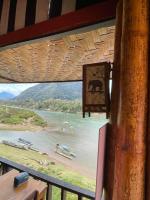een uitzicht op een rivier met een foto van een olifant bij Rainbow Guesthouse in Ban Ngoy-Nua