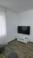 Televízia a/alebo spoločenská miestnosť v ubytovaní Viduka House
