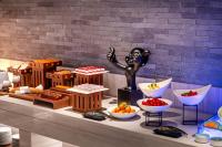 SSAW Boutique Hotel Chengdu SWUFE في تشنغدو: بوفيه مع أطباق الطعام على الطاولة