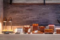 SSAW Boutique Hotel Chengdu SWUFE في تشنغدو: مخبز به طاولة عليها طعام وكراسي