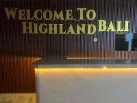 um sinal de boas-vindas a Highland Ball numa parede em Highland Bali em Baturaja