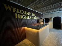 um sinal de boas-vindas a Highland Ball numa parede em Highland Bali em Baturaja