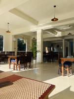 Un restaurante u otro lugar para comer en Hardev Residency