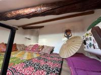Łóżko lub łóżka w pokoju w obiekcie Duplex Atelier / coeur de Lourmarin