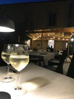 dois copos de vinho branco sentados numa mesa em Palazzo Bonaventura 1906 em Ischia