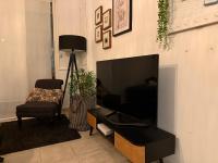 Televízia a/alebo spoločenská miestnosť v ubytovaní le J&J Appartement spacieux climatisé en centre ville