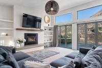 ein Wohnzimmer mit Couch und Kamin in der Unterkunft Huge &amp; Stylish on Shotover 4 Bedrooms in Queenstown