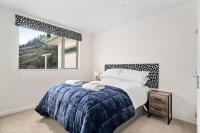 Ein Bett oder Betten in einem Zimmer der Unterkunft Huge &amp; Stylish on Shotover 4 Bedrooms