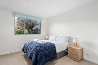 Ein Bett oder Betten in einem Zimmer der Unterkunft Huge &amp; Stylish on Shotover 4 Bedrooms