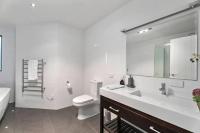 Ein Badezimmer in der Unterkunft Huge &amp; Stylish on Shotover 4 Bedrooms