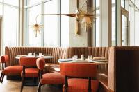 Hotel Polaris في كولورادو سبرينغز: مطعم بطاولتين وكراسي ونوافذ