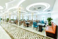 un comedor con mesas y sillas en Adamo Hotel Hung Yen - Free Daily Access To The Jimjilbang, en HÆ°ng YÃªn