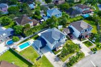 einen Ausblick auf ein Haus in einem Vorort in der Unterkunft Miami Getaway Heated Pool Villa with Mini Golf &amp; BBQ in Miami