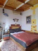 A bed or beds in a room at VLASSIS APTS -ΜΕΛΙΔΟΝΙ-ΔΙΑΜΕΡΙΣΜΑ ΒΑΣΙΛΙΚΗ