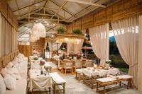 een restaurant met witte tafels, stoelen en bloemen bij 1000 Stars in Ban Huai Phaya Kao