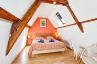 Łóżko lub łóżka w pokoju w obiekcie L'Oasis - Chaleureux duplex - Centre Ville de Caen