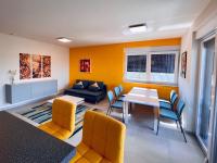 Posezení v ubytování Ferienwohnung mit beheiztem Pool, 60 m vom Strand