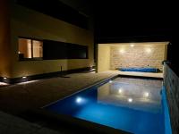 Bazén v ubytování Ferienwohnung mit beheiztem Pool, 60 m vom Strand nebo v jeho okolí