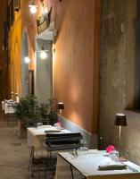 un restaurant avec des tables et des chaises dans une rue dans l'établissement Montalcino Tuscany Home - Casa Vacanze Via Osticcio 26, à Montalcino