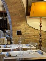 - une table avec des verres à vin et une lampe dans l'établissement Montalcino Tuscany Home - Casa Vacanze Via Osticcio 26, à Montalcino