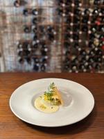 une plaque blanche avec un morceau de nourriture sur une table dans l'établissement Montalcino Tuscany Home - Casa Vacanze Via Osticcio 26, à Montalcino