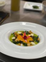 une assiette blanche avec un bol de nourriture sur une table dans l'établissement Montalcino Tuscany Home - Casa Vacanze Via Osticcio 26, à Montalcino