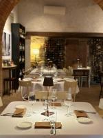 une table dans un restaurant avec des verres à vin dessus dans l'établissement Montalcino Tuscany Home - Casa Vacanze Via Osticcio 26, à Montalcino