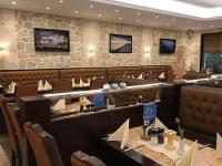 Athos Apartments في Beedenbostel: مطعم فيه كراسي وطاولات في الغرفة