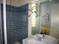 Łazienka w obiekcie Holiday flat with sea and garden view, just 400m from the beach in Port-Blanc