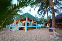 San JoseにあるCarabao Island Beach Campのヤシの木が植えられたビーチの青い家