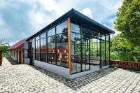 Casa con paredes de cristal y patio en Villa Kayu Amertha, en Gitgit