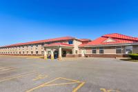 un gran edificio con techo rojo y aparcamiento en Super 8 by Wyndham Elizabethtown, en Elizabethtown
