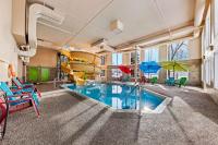 Wingate by Wyndham Calgary Southの敷地内または近くにあるプール