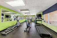 Wingate by Wyndham Calgary Southにあるフィットネスセンターまたはフィットネス設備