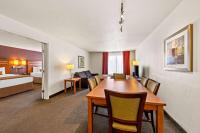 Wingate by Wyndham Calgary Southにあるベッド
