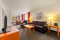 Wingate by Wyndham Calgary Southにあるテレビまたはエンターテインメントセンター