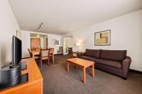 Wingate by Wyndham Calgary Southにあるテレビまたはエンターテインメントセンター