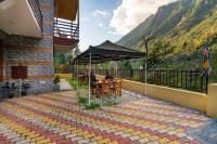 Cảnh núi rừng hoặc tầm nhìn ra núi từ chỗ nghỉ nhà dân